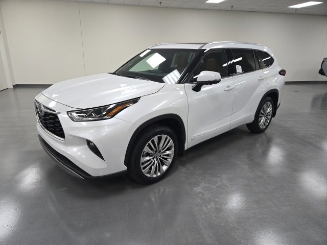 New 2026 Toyota Highlander Platinum image 2