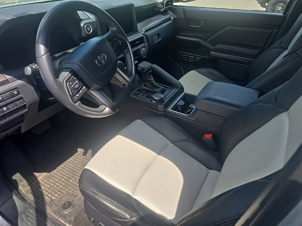 Used 2025 Toyota 4Runner SR5 AWD/4WD image 12
