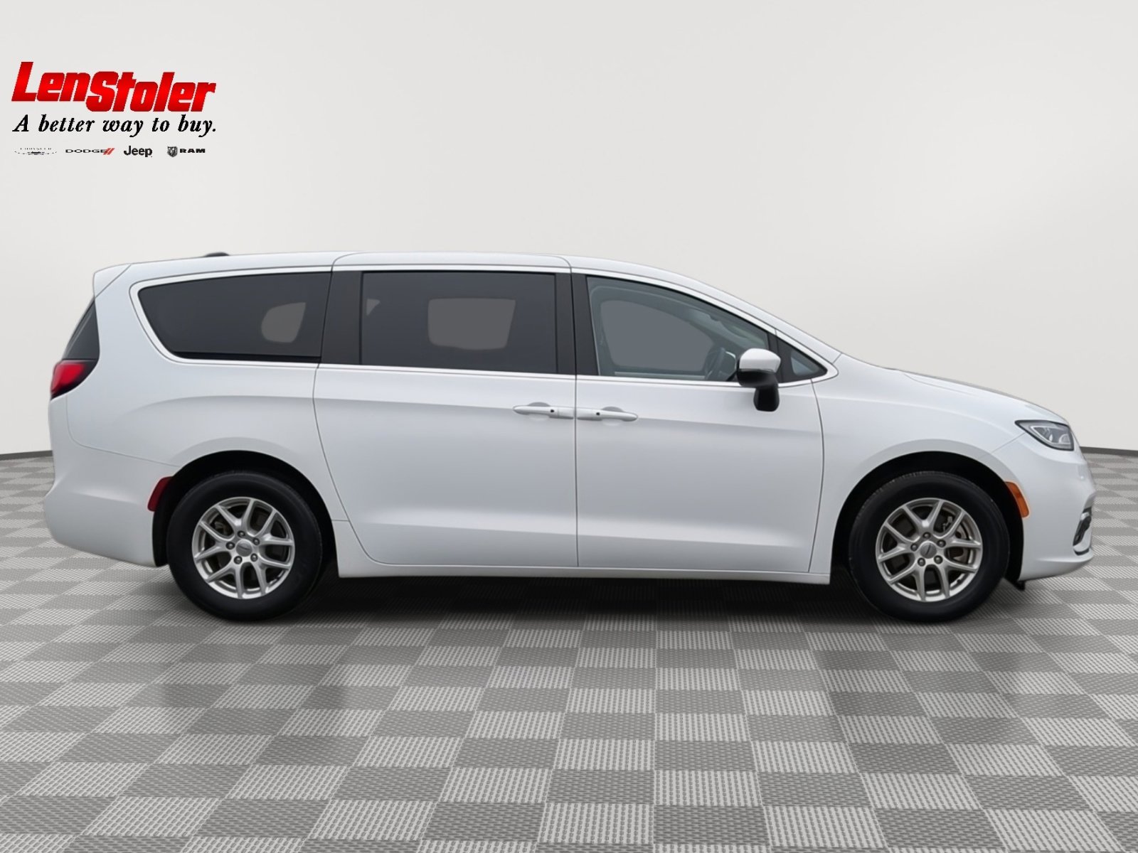 Used 2023 Chrysler Pacifica Touring-L image 6