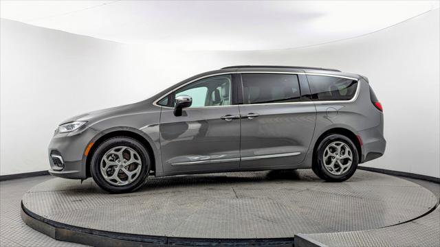 Used 2023 Chrysler Pacifica Limited image 3