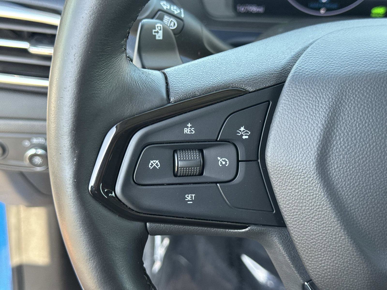 Used 2023 Chevrolet Bolt EUV Premier w/ Sun & Sound Package FWD image 11