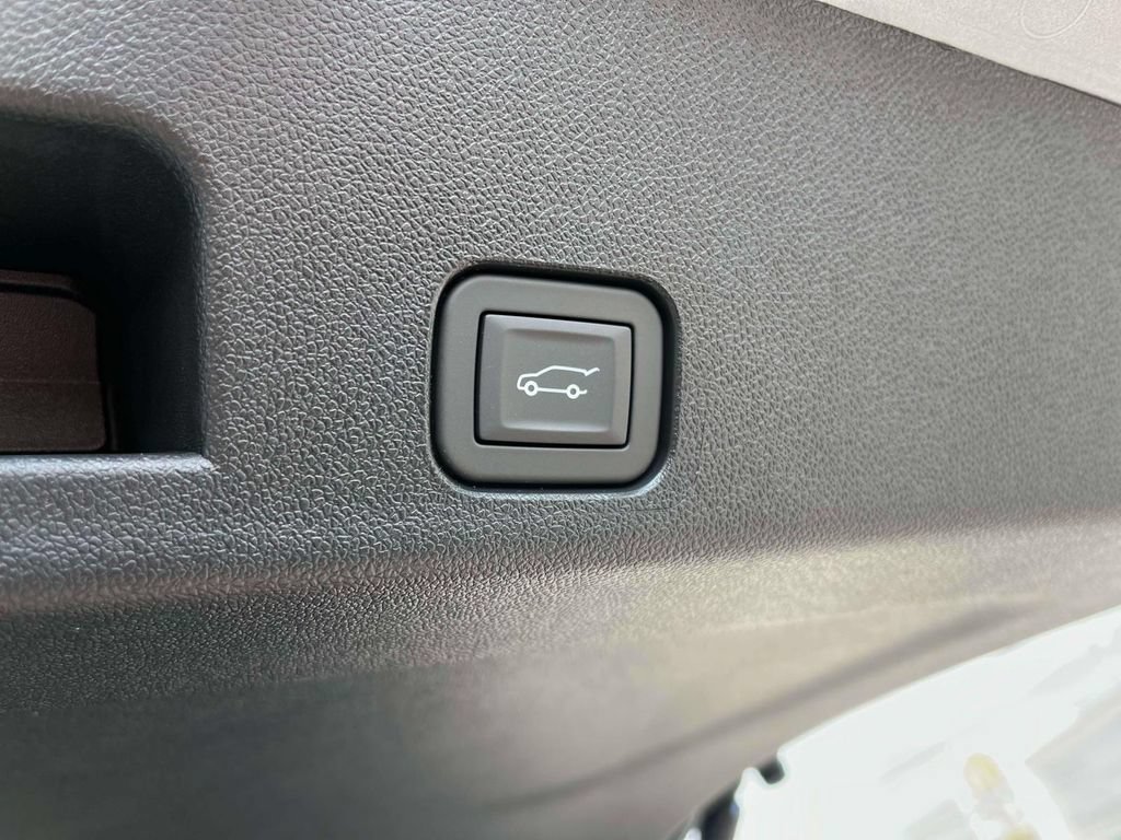 New 2027 GMC Acadia Denali w/ LPO, Floor Liner Package AWD/4WD image 19