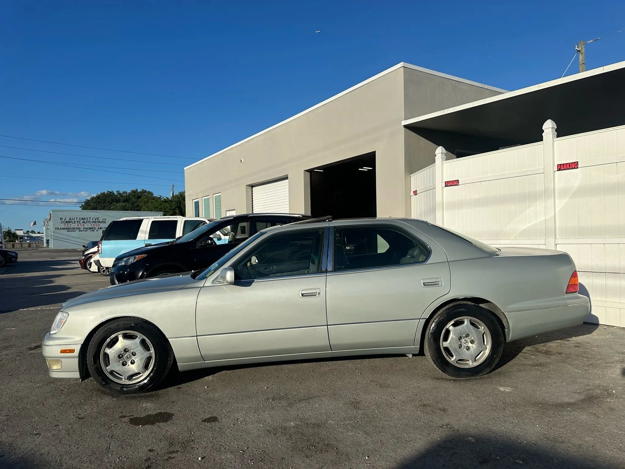 Used 2000 Lexus LS 400 image 2