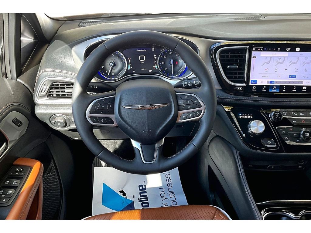Used 2024 Chrysler Pacifica Pinnacle image 6