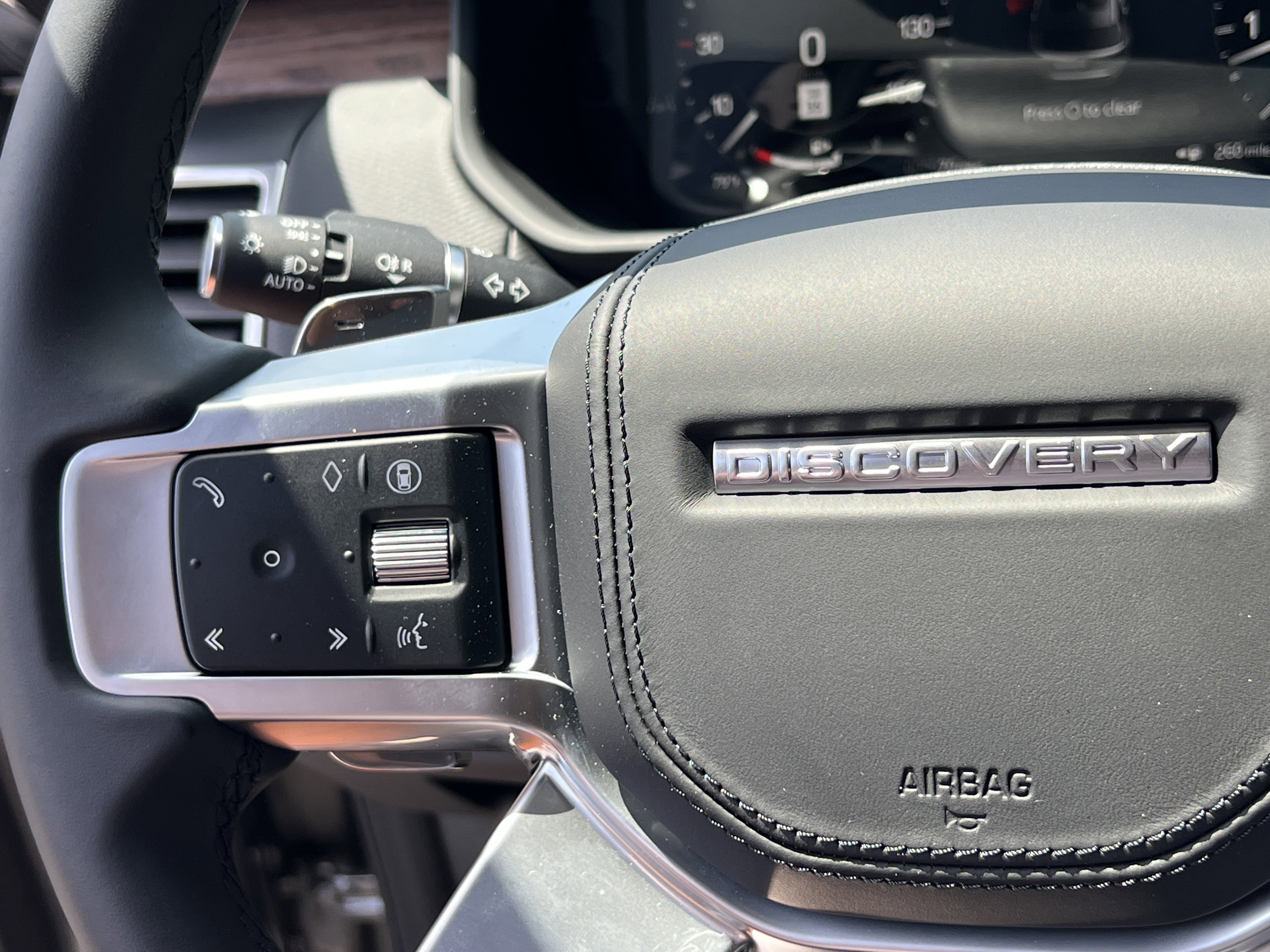 New 2024 Land Rover Discovery Dynamic SE image 30