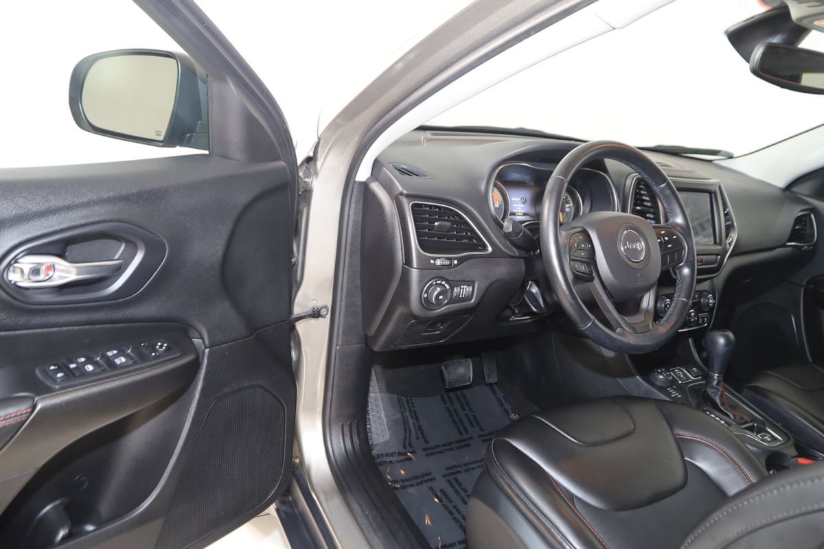 Used 2020 Jeep Cherokee Trailhawk w/ Cold Weather Group AWD/4WD image 45