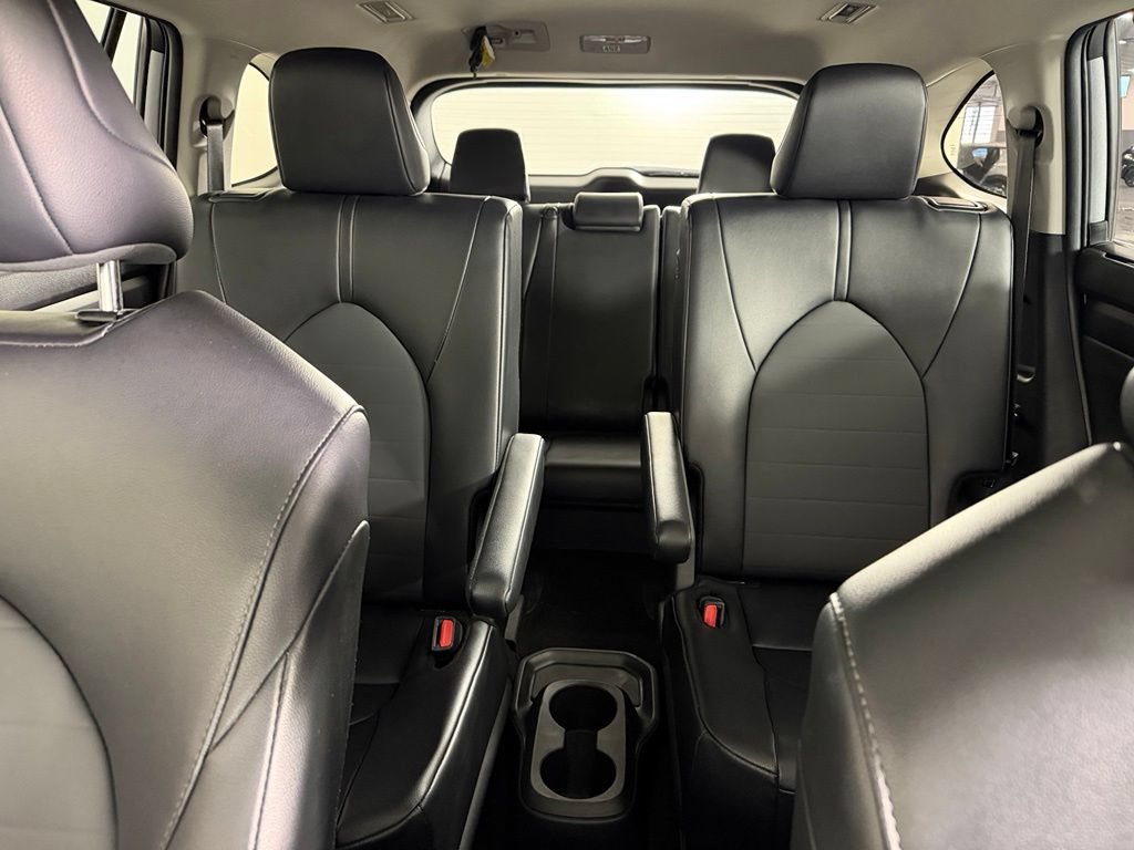 Used 2025 Toyota Highlander XLE FWD image 17