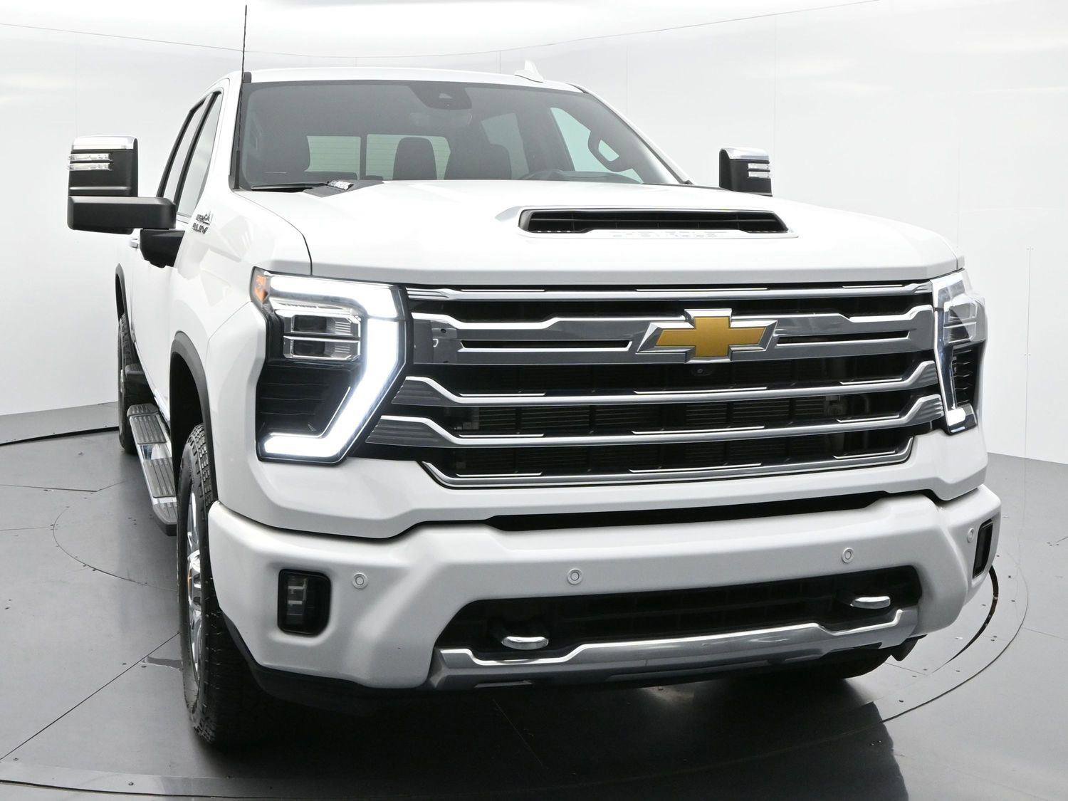 Used 2024 Chevrolet Silverado 2500 High Country w/ Technology Package AWD/4WD image 2