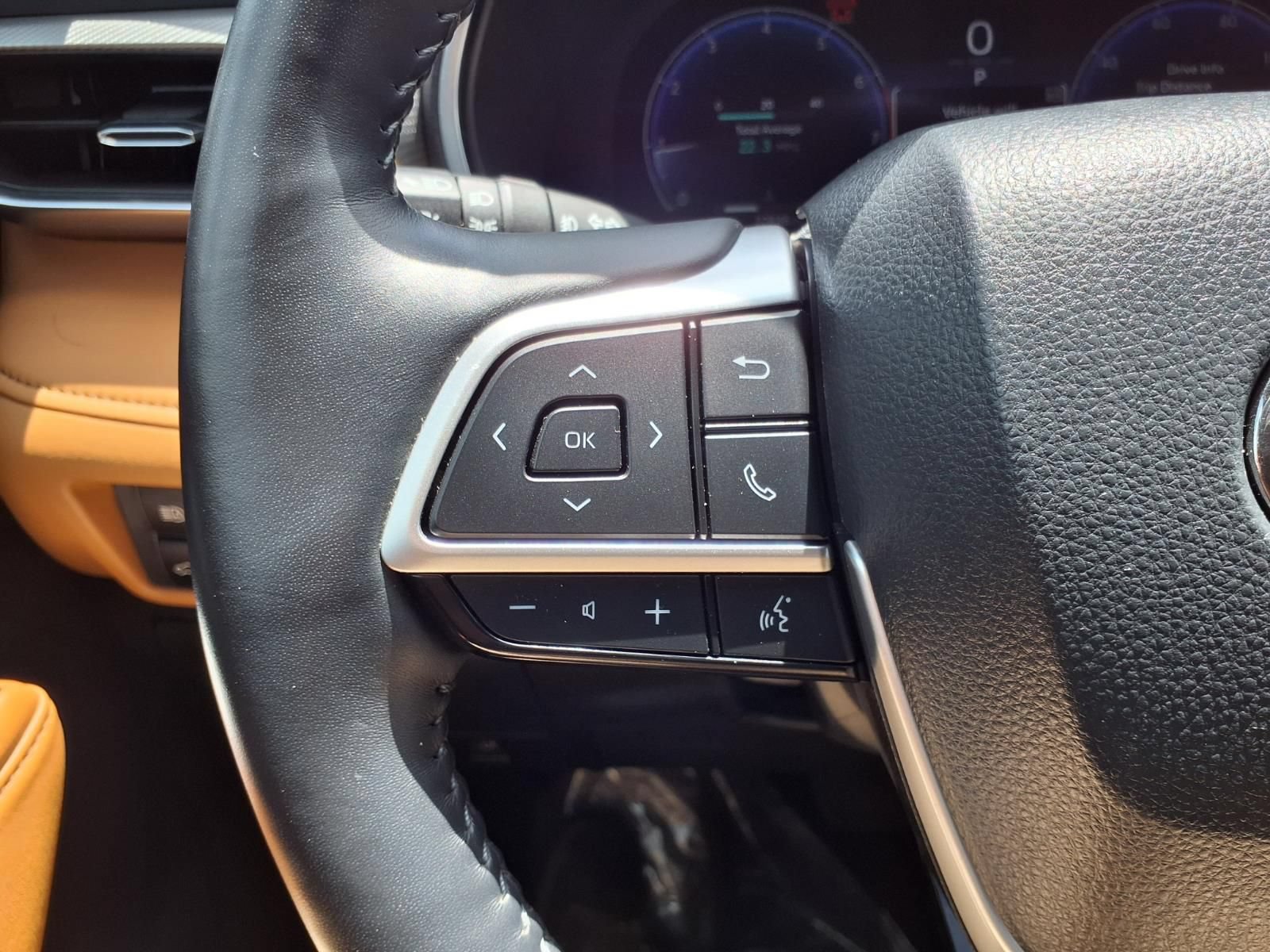 Used 2024 Toyota Highlander Platinum AWD/4WD image 16