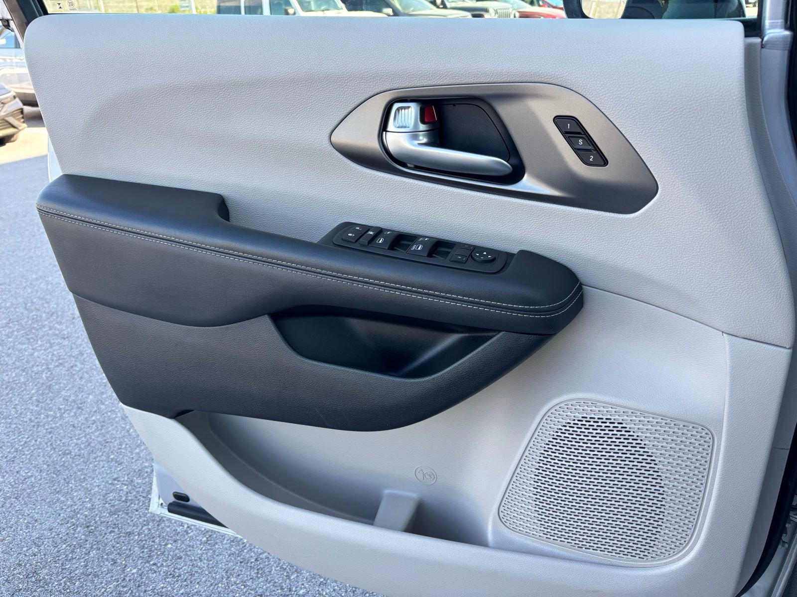 Used 2024 Chrysler Pacifica Touring-L image 11