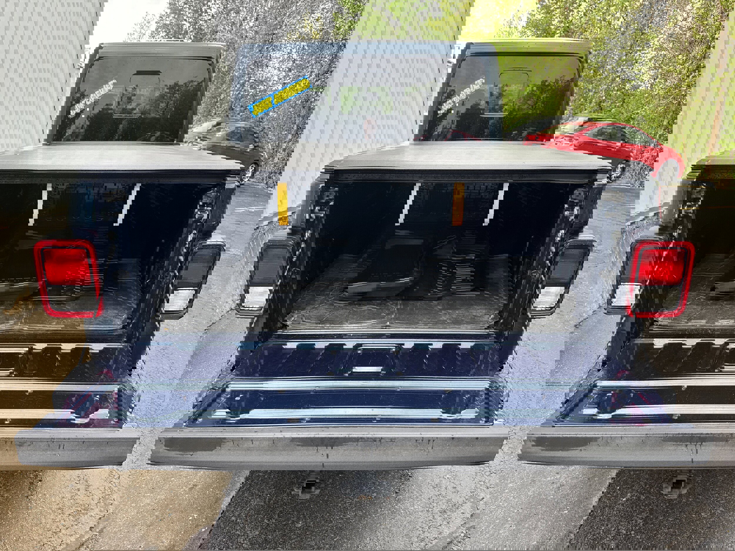 Used 2025 Jeep Gladiator Sport image 9