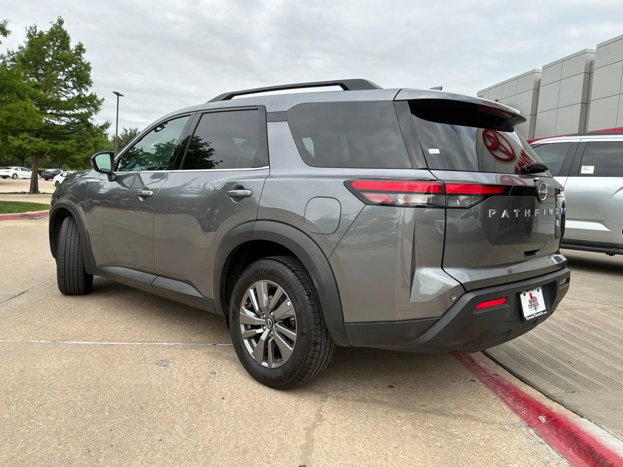 Used 2025 Nissan Pathfinder SV FWD image 7