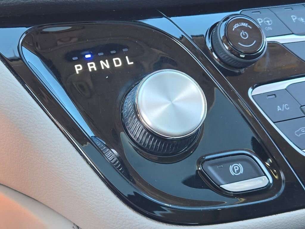 Used 2021 Chrysler Pacifica Limited w/ Uconnect Theater Family Group image 35