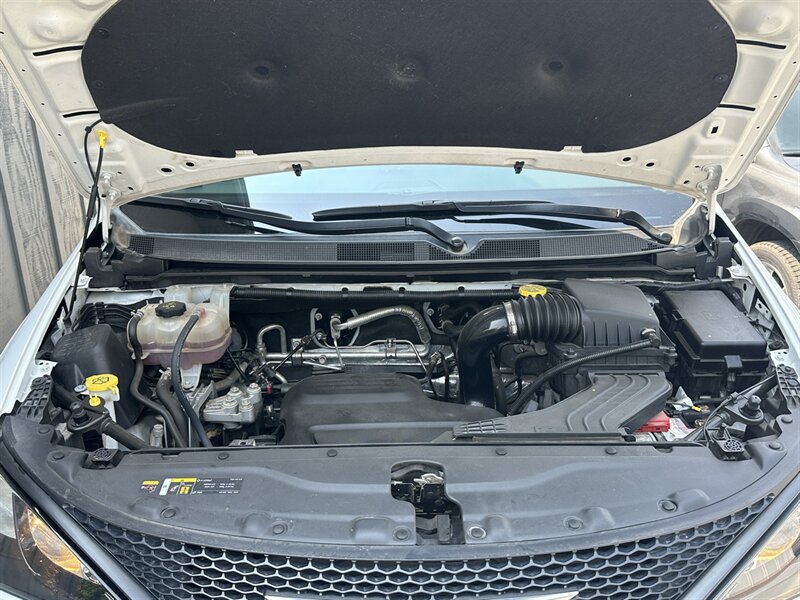 Used 2022 Chrysler Voyager LX FWD image 27
