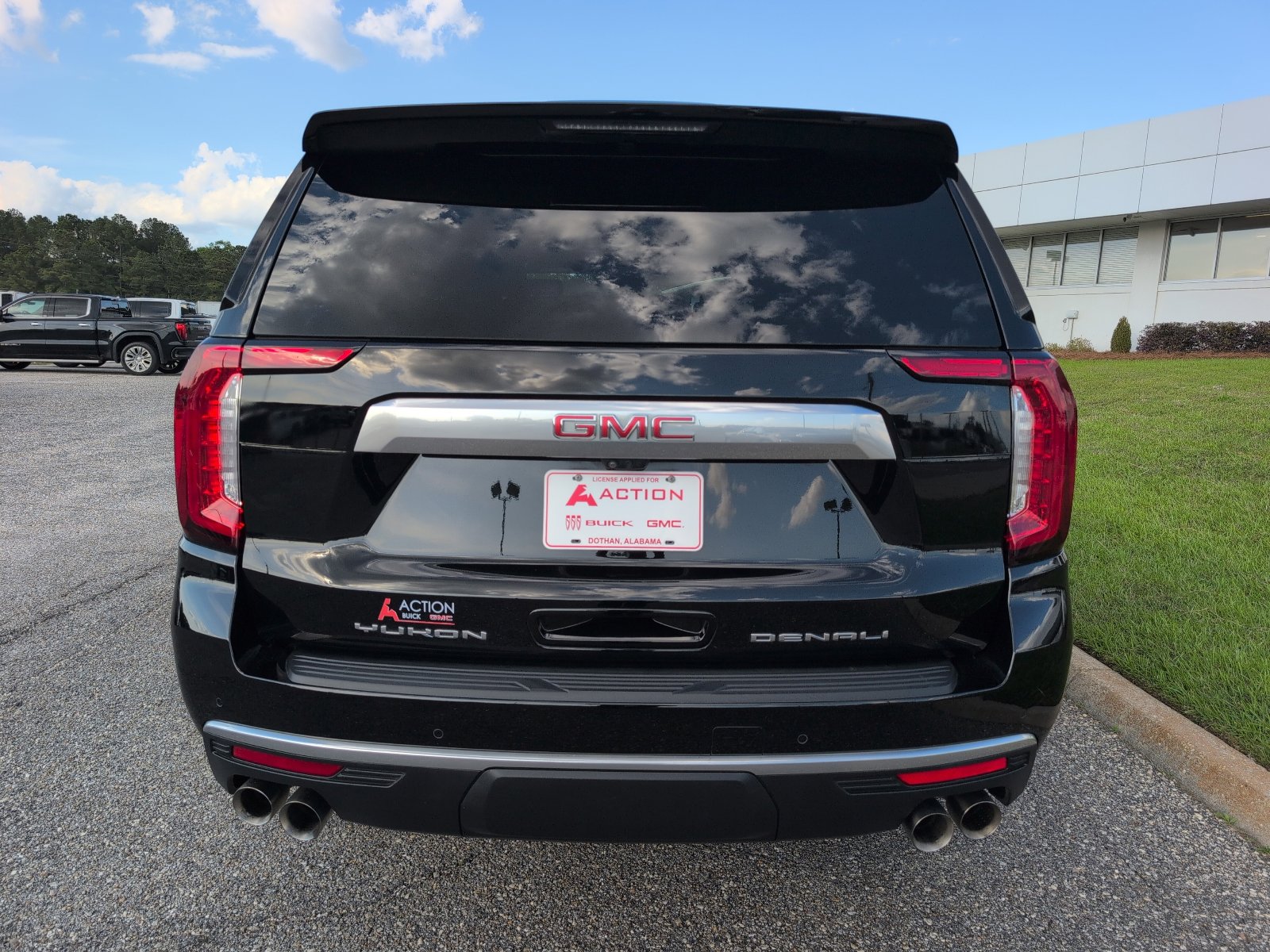 Used 2024 GMC Yukon Denali w/ Advanced Technology Package image 3