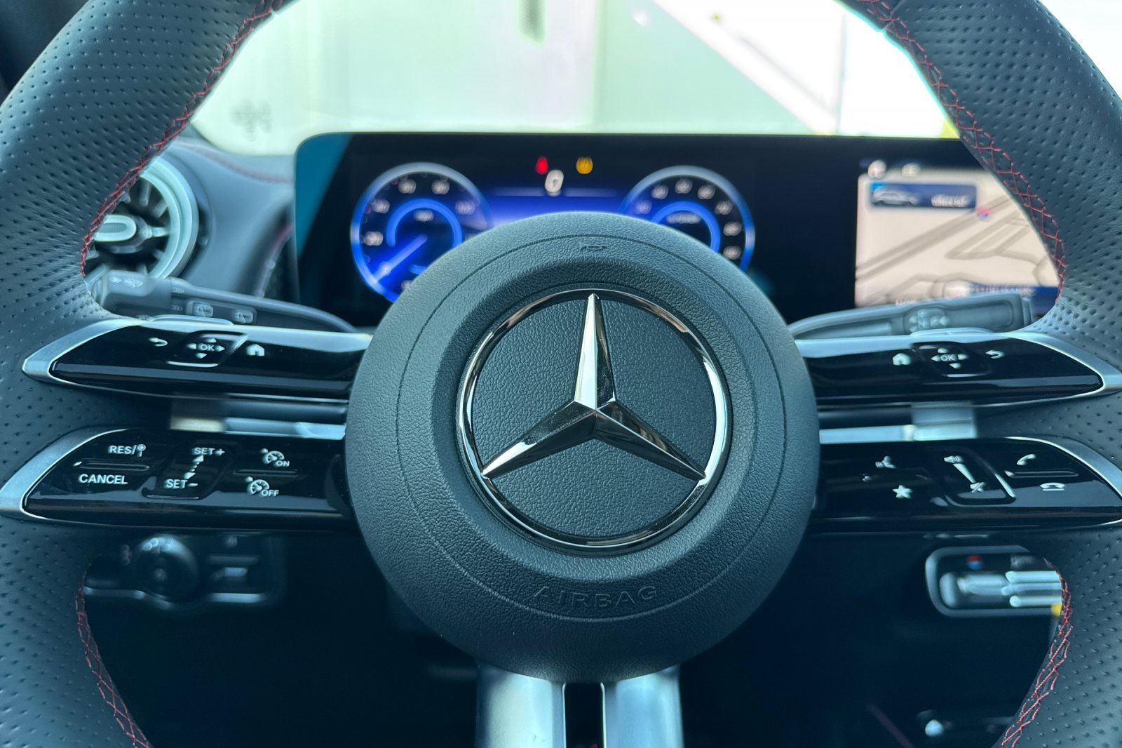 Used 2024 Mercedes-Benz EQB 300 4MATIC image 28