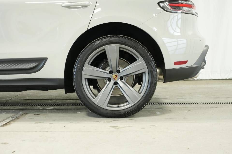 Certified 2026 Porsche Macan AWD/4WD image 43
