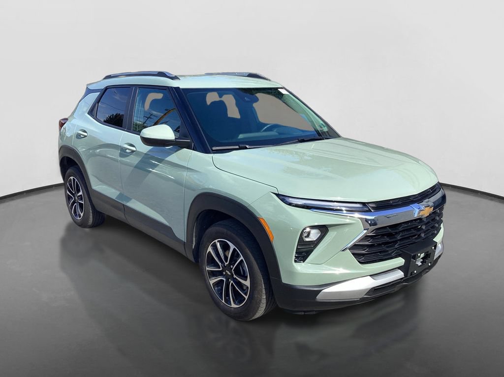 Used 2025 Chevrolet TrailBlazer LT w/ LT Cold Weather Package FWD image 3