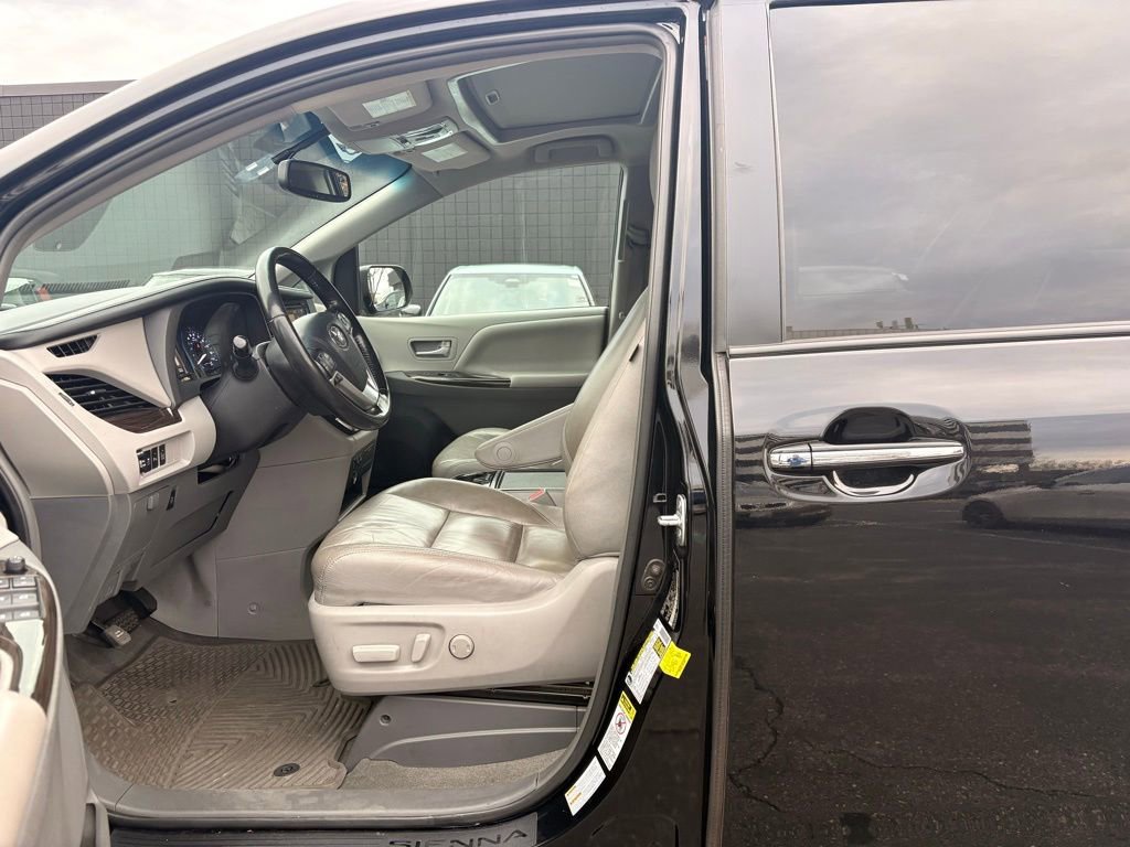 Used 2016 Toyota Sienna XLE image 29