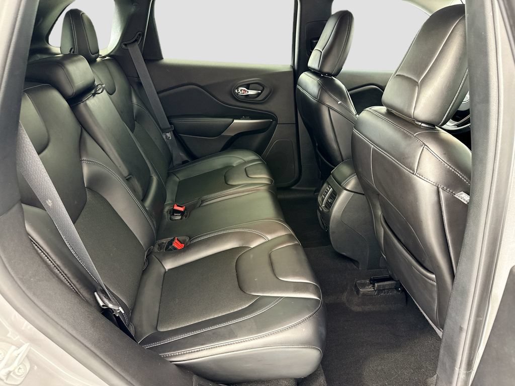 Used 2019 Jeep Cherokee Latitude Plus w/ Comfort/Convenience Group AWD/4WD image 20