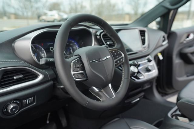 New 2026 Chrysler Pacifica Select FWD image 25