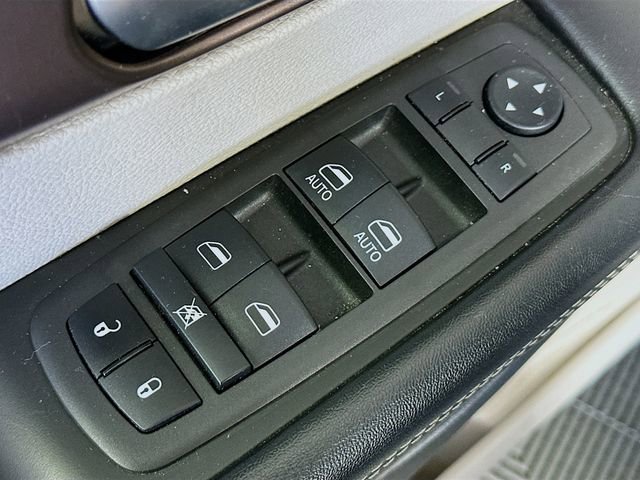 Used 2022 Chrysler Voyager LX image 19