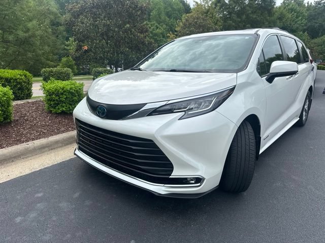 Used 2021 Toyota Sienna XLE w/ XLE Plus Package FWD image 10