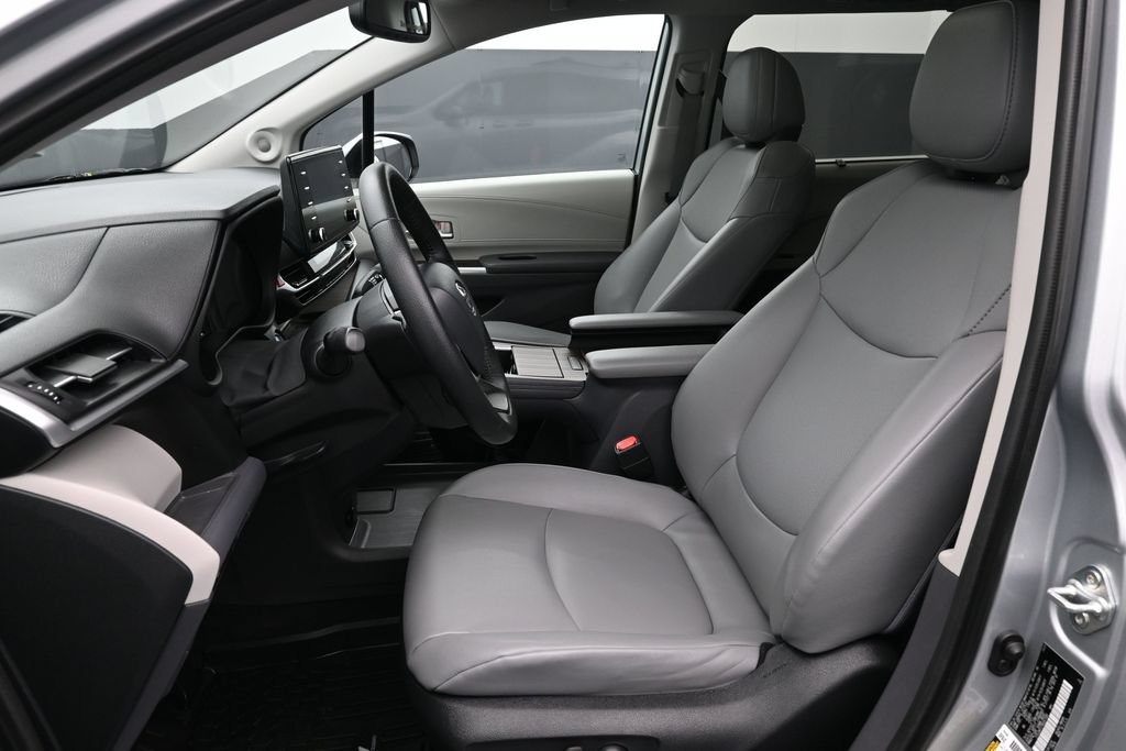 Used 2022 Toyota Sienna XLE w/ XLE Plus Package AWD/4WD image 14