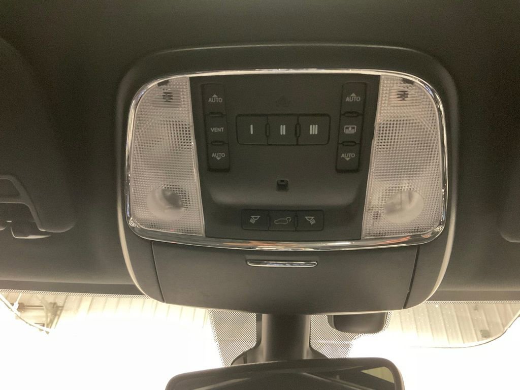Used 2018 Jeep Grand Cherokee Trailhawk w/ Trailhawk Luxury Group AWD/4WD image 29