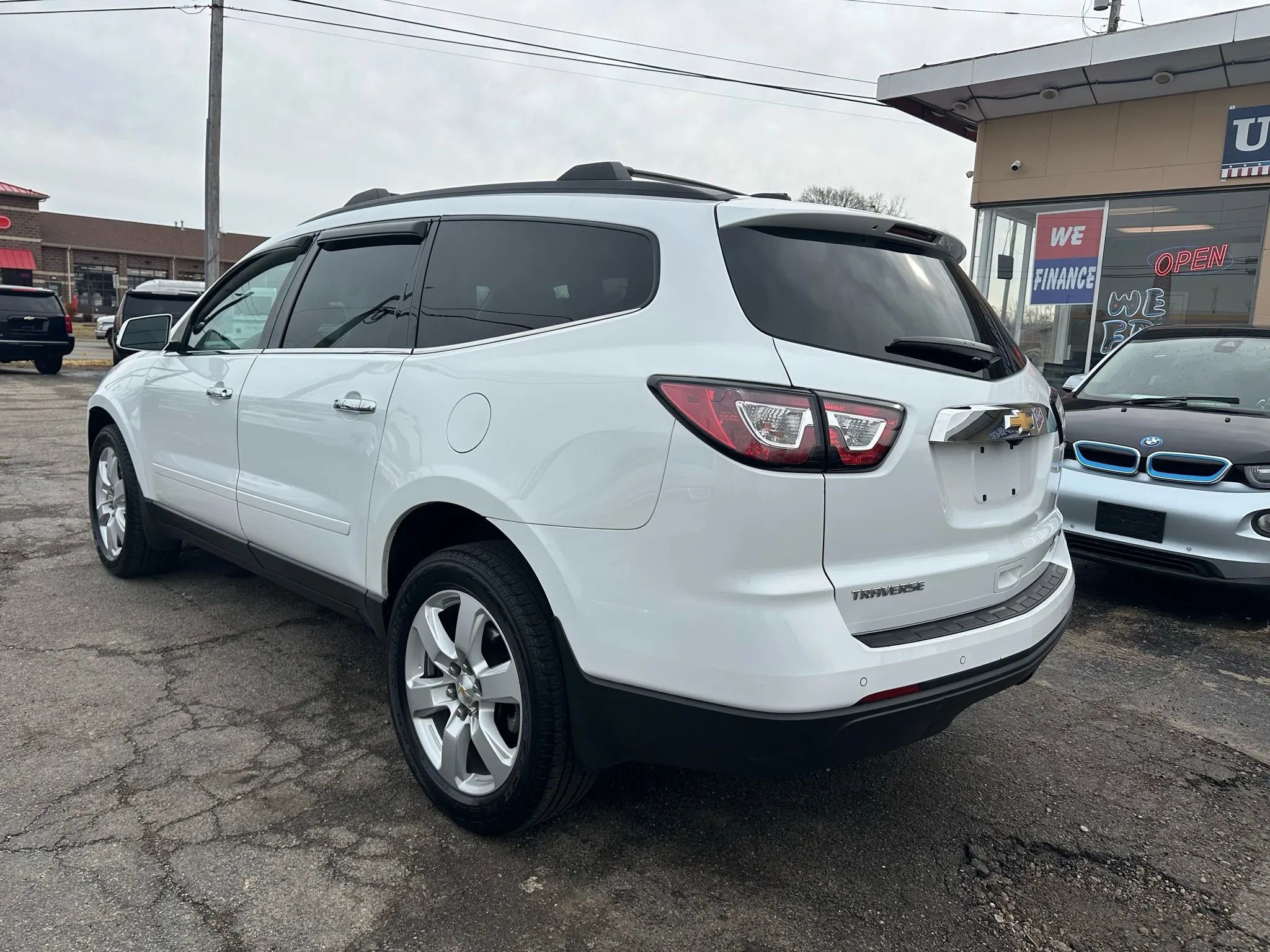 Used 2017 Chevrolet Traverse LT w/ Style and Technology Package image 4