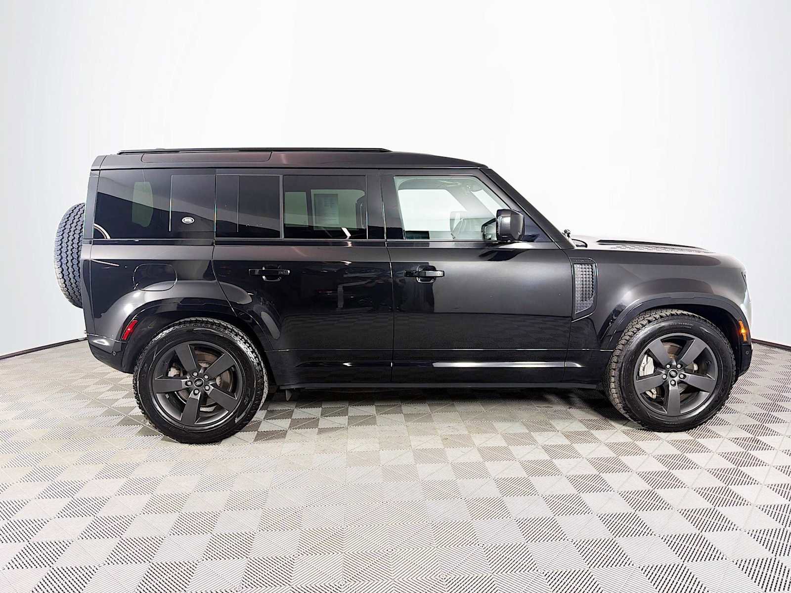 Used 2022 Land Rover Defender 110 X-Dynamic HSE AWD/4WD image 4