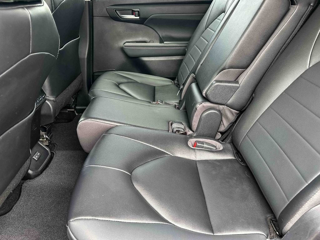 Used 2023 Toyota Highlander XLE AWD/4WD image 19