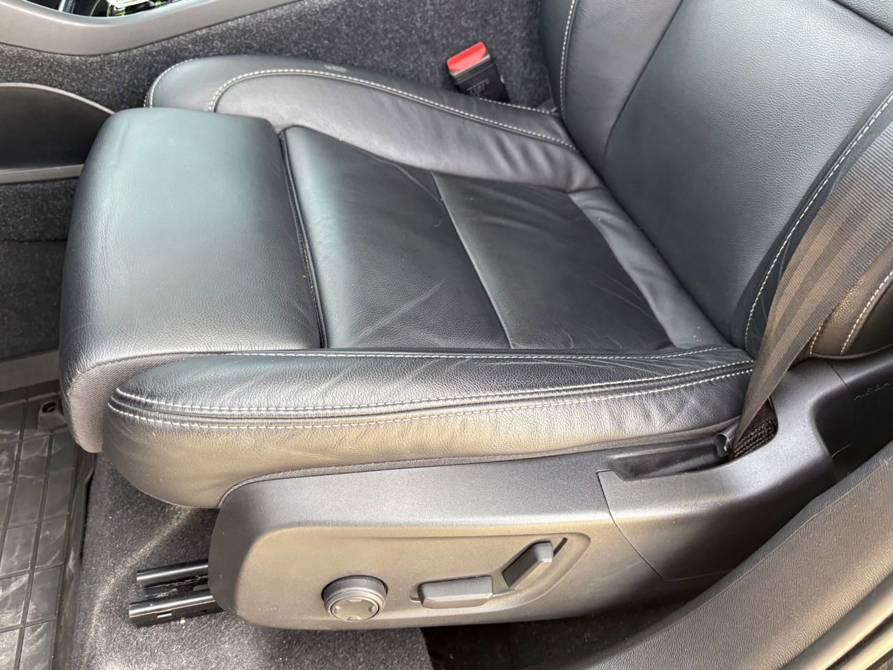 Certified 2023 Volvo XC40 B5 Ultimate w/ Protection Package Premier image 29