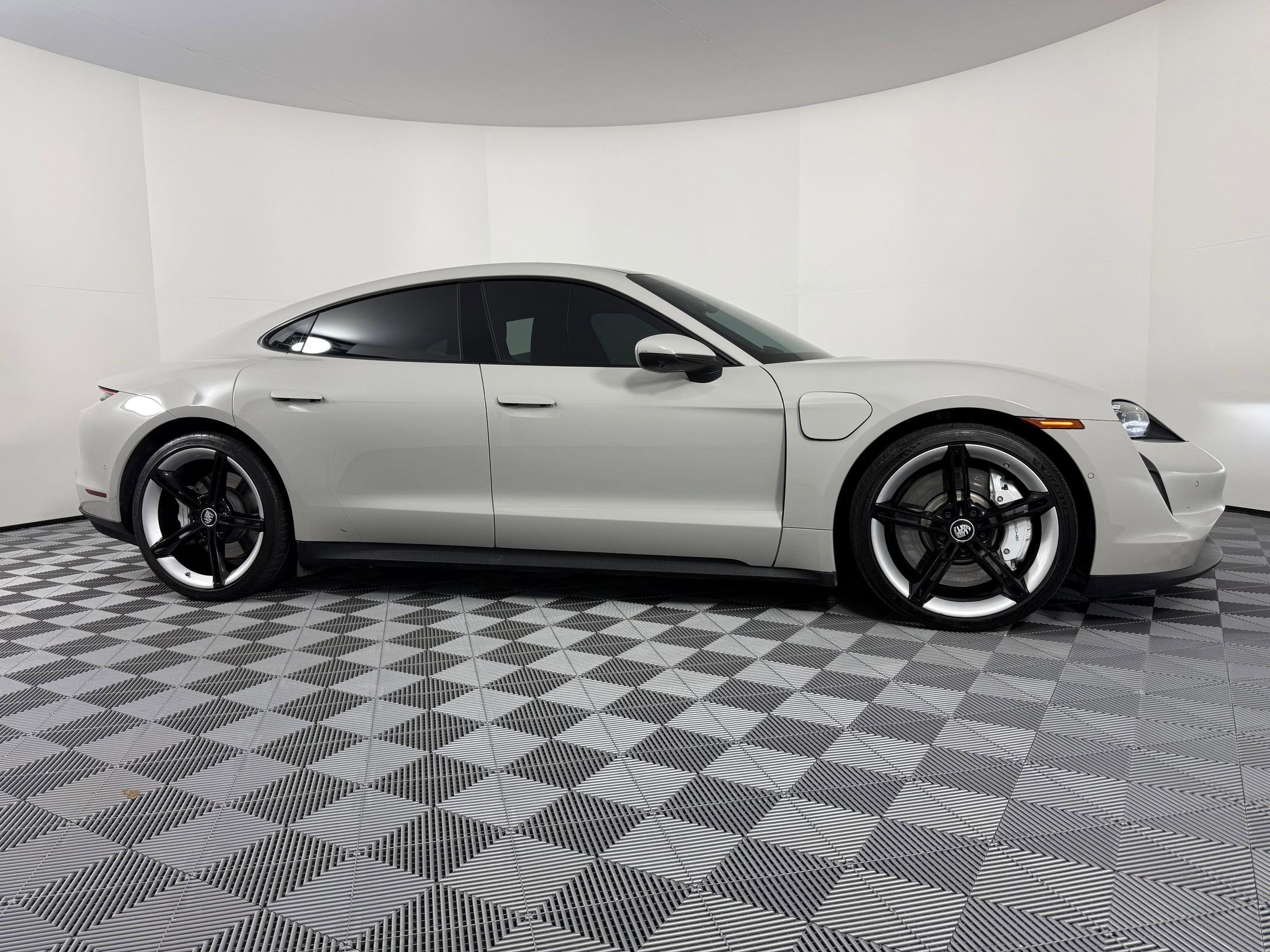 Used 2022 Porsche Taycan image 8