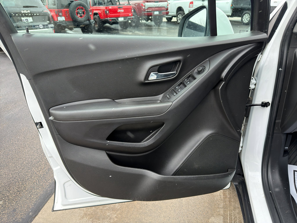 Used 2018 Chevrolet Trax LS AWD/4WD image 15