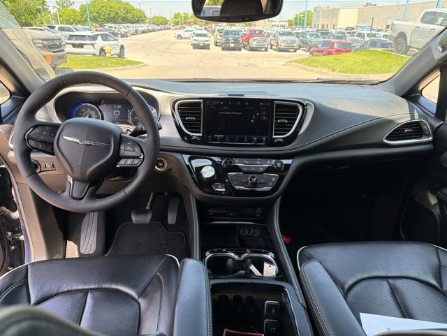 Used 2023 Chrysler Pacifica Limited w/ Uconnect Theater Family Group AWD/4WD image 19