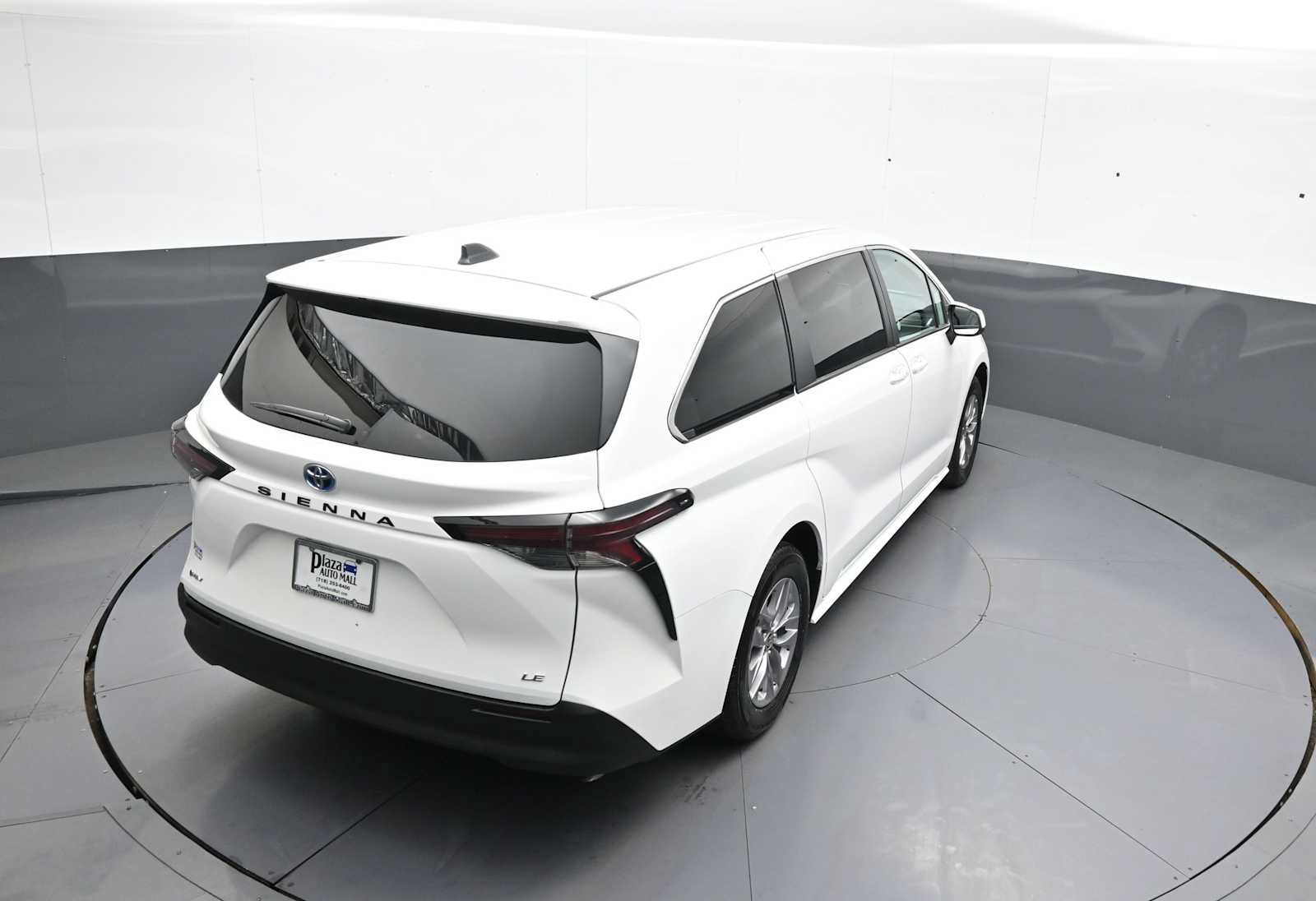Certified 2025 Toyota Sienna LE FWD image 38