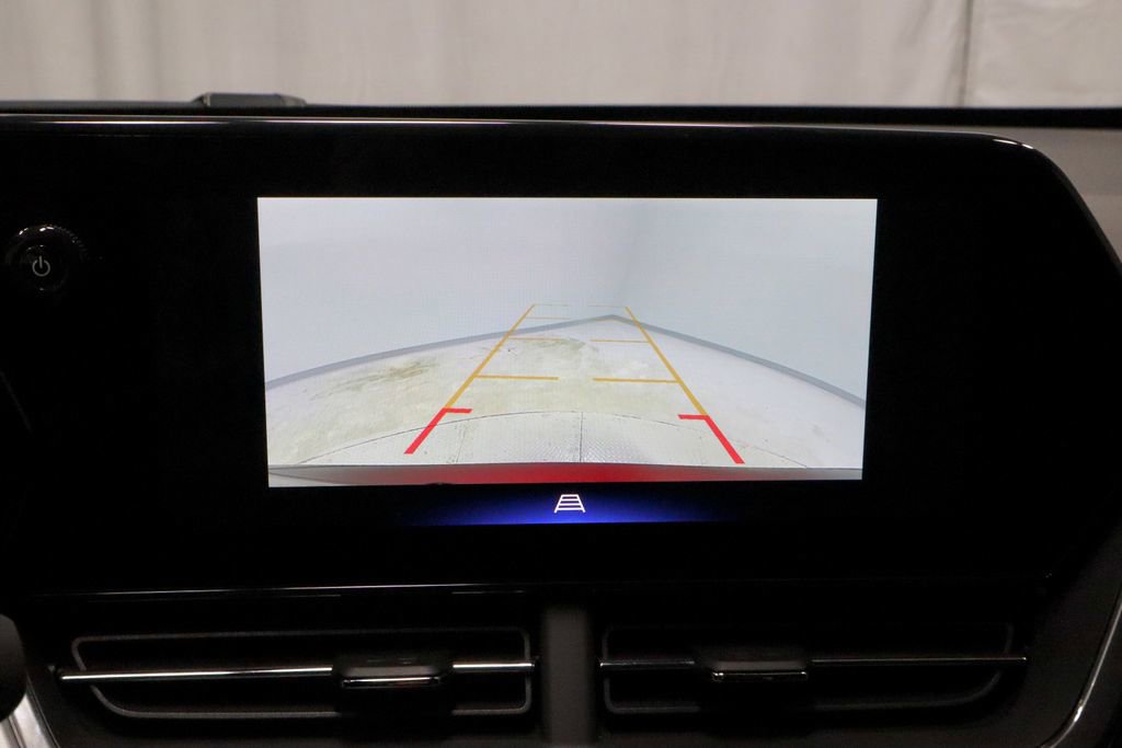 Used 2025 Chevrolet Trax LT w/ LT Convenience Package image 2