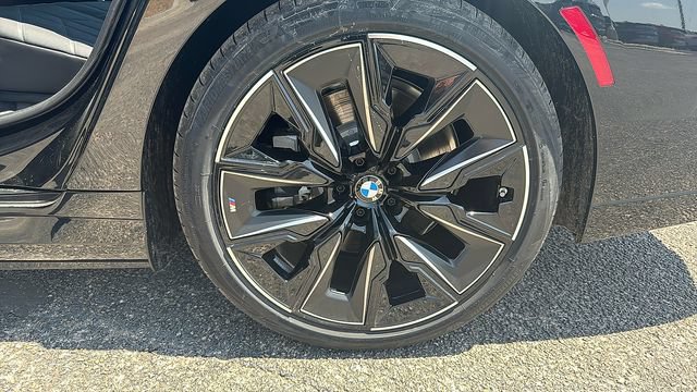 Used 2025 BMW i7 eDrive50 w/ M Sport Package RWD image 15