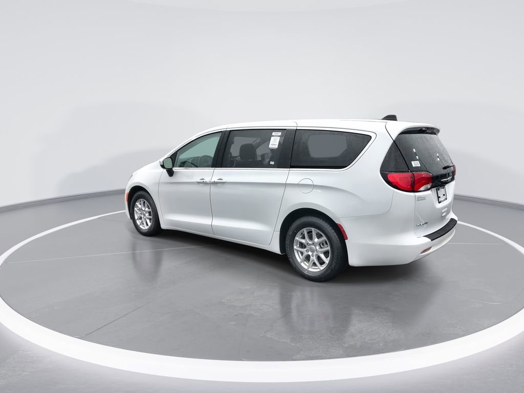 Used 2022 Chrysler Voyager LX image 6