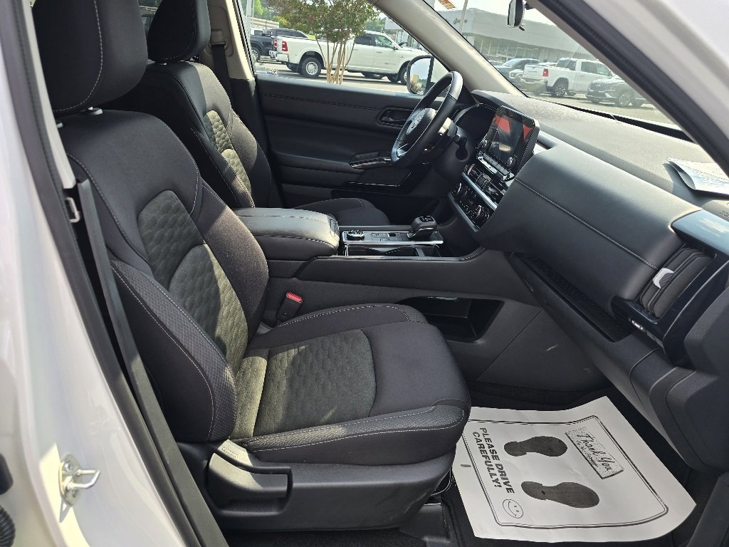 Used 2024 Nissan Pathfinder SV image 14