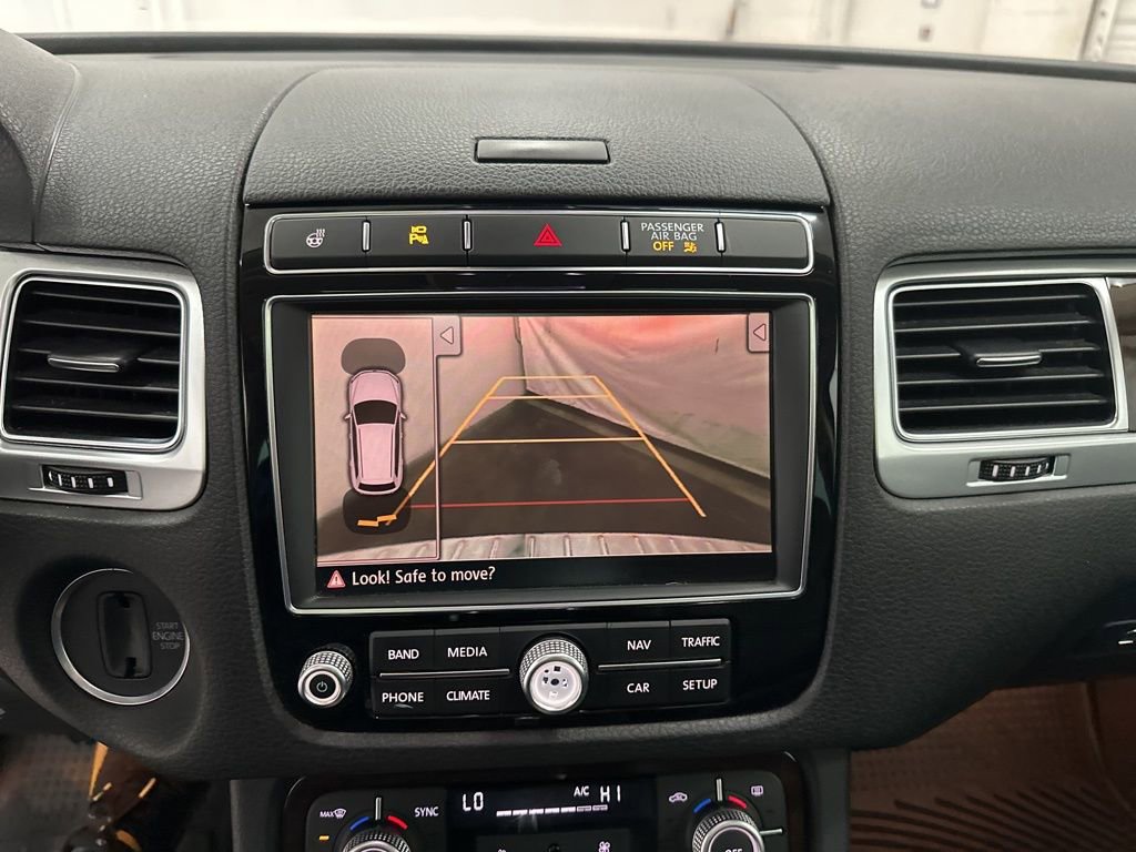 Used 2016 Volkswagen Touareg TDI image 16