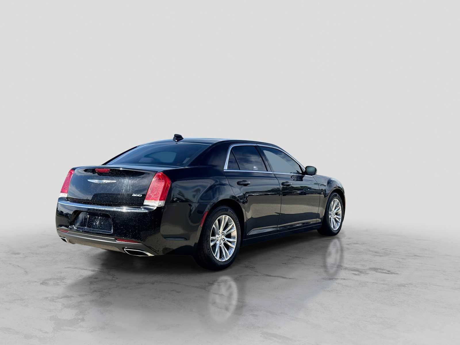 Used 2017 Chrysler 300 Limited RWD image 6
