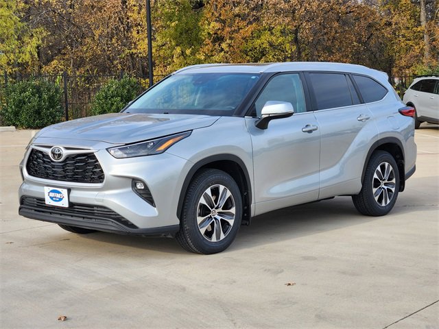 Used 2023 Toyota Highlander XLE image 3