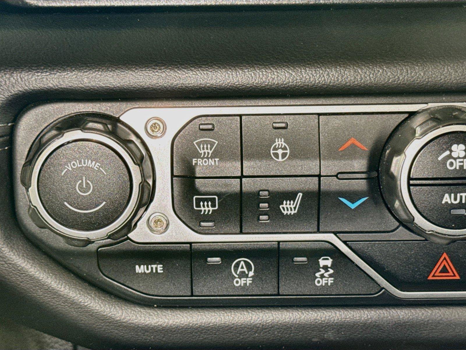 Used 2025 Jeep Wrangler Unlimited Sahara AWD/4WD image 17