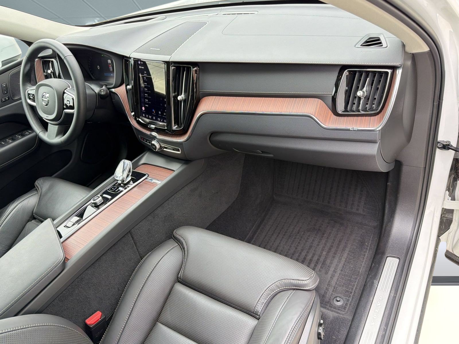 Certified 2023 Volvo XC60 B5 Ultimate w/ Climate Package AWD/4WD image 31
