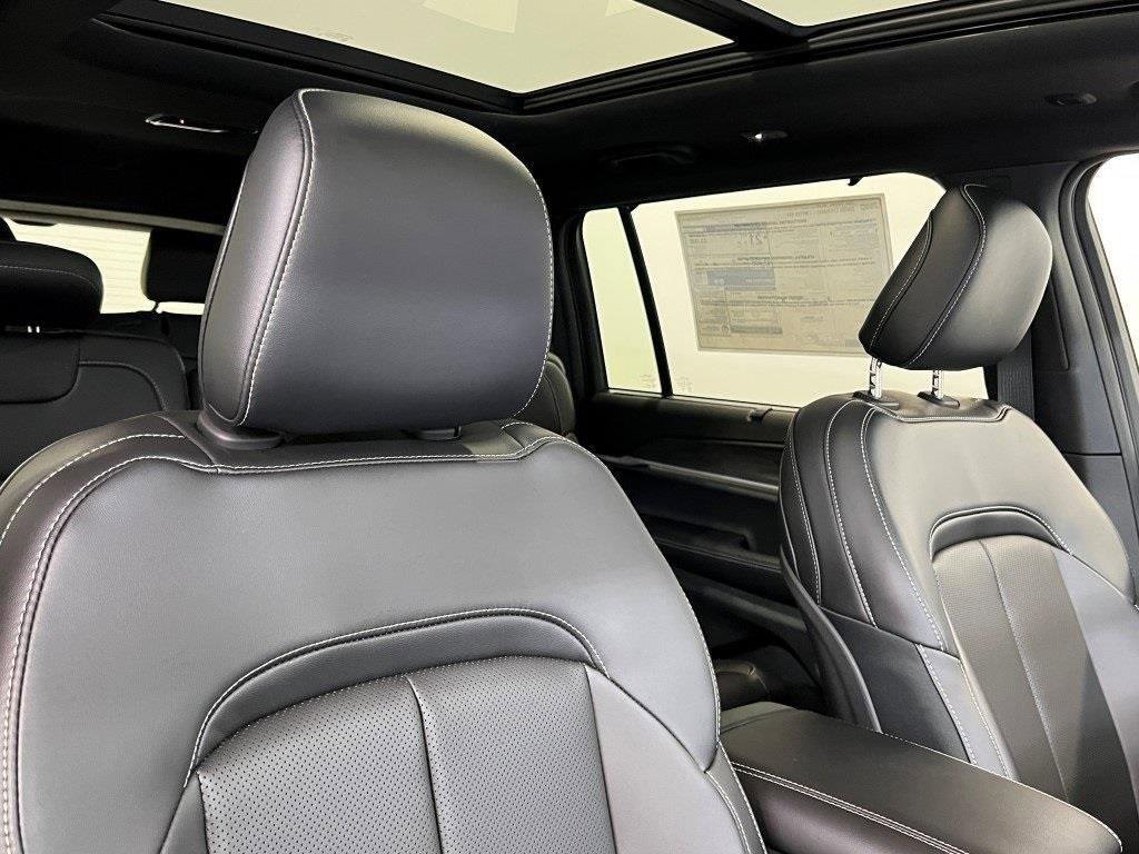 New 2025 Jeep Grand Cherokee L Limited w/ Luxury Tech Group II image 8