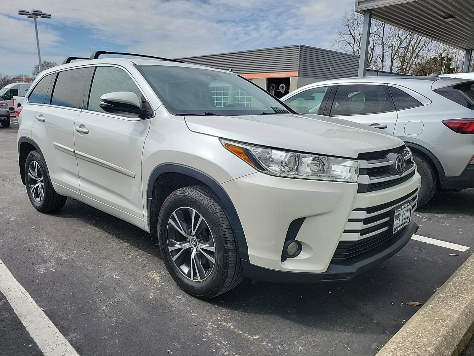 Used 2017 Toyota Highlander Plus image 2