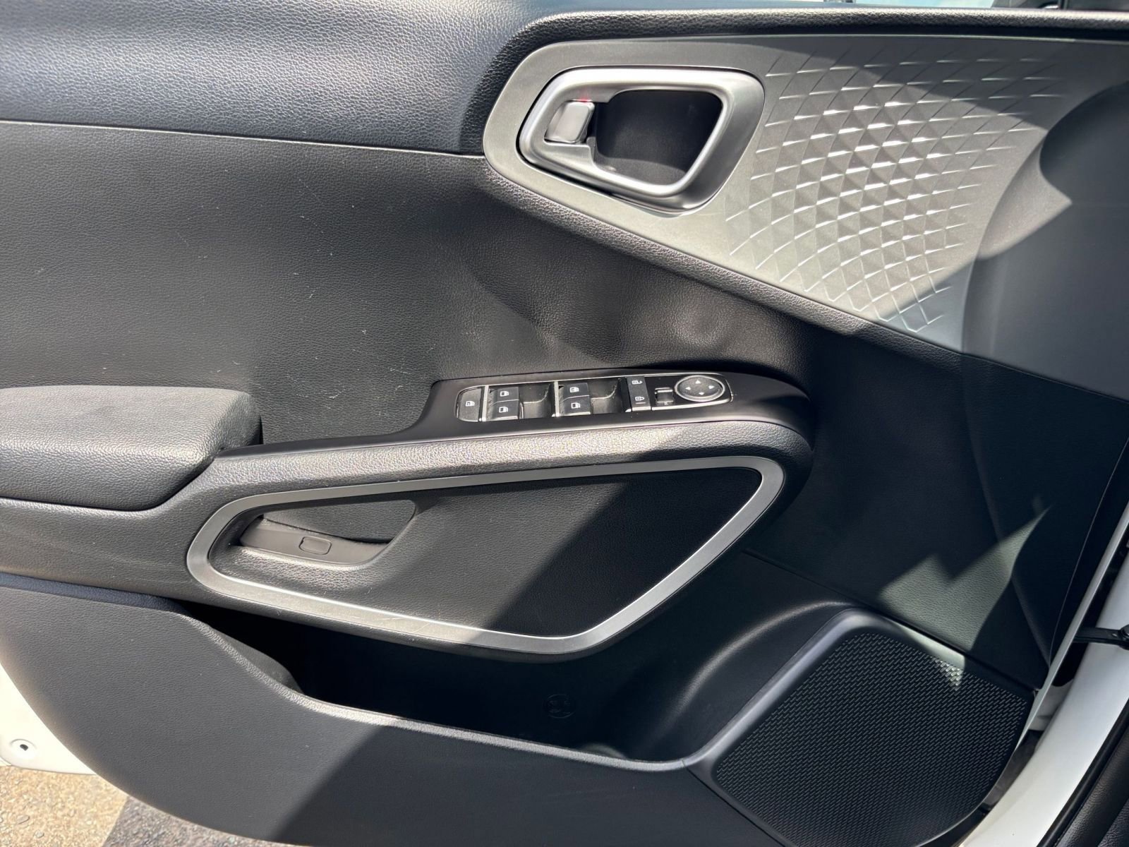 Used 2025 Kia Soul LX w/ LX Technology Package FWD image 18