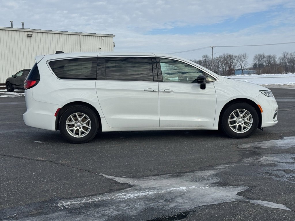 Used 2024 Chrysler Pacifica Touring-L image 6